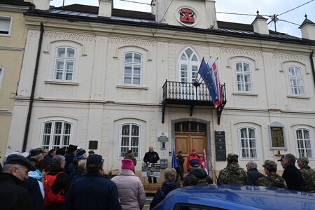Udeleženci pohoda pred občinsko stavbo